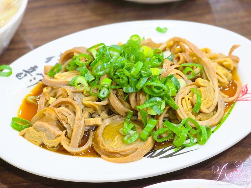 【台北美食】穆記牛肉麵。信義區米其林必比登推薦！紅燒牛肉麵湯濃醇厚，斤餅肉絲超推薦