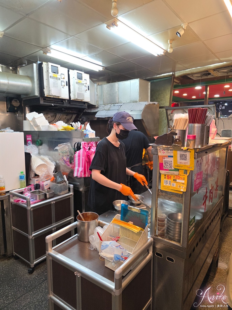 【台北美食】郭家炒牛肉。華西街80年人氣炒牛肉！自製沙茶醬風味鑊氣十足~牛雜湯免費續湯