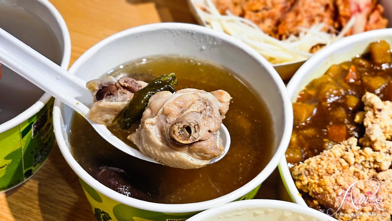 【台北美食】鬍鬚張魯肉飯。不只有滷肉飯!現炸日式咖哩炸雞丼飯肉量多到看不見飯! 【台北美食】鬍鬚張魯肉飯。不只有滷肉飯!現炸日式咖哩炸雞丼飯肉量多到看不見飯!