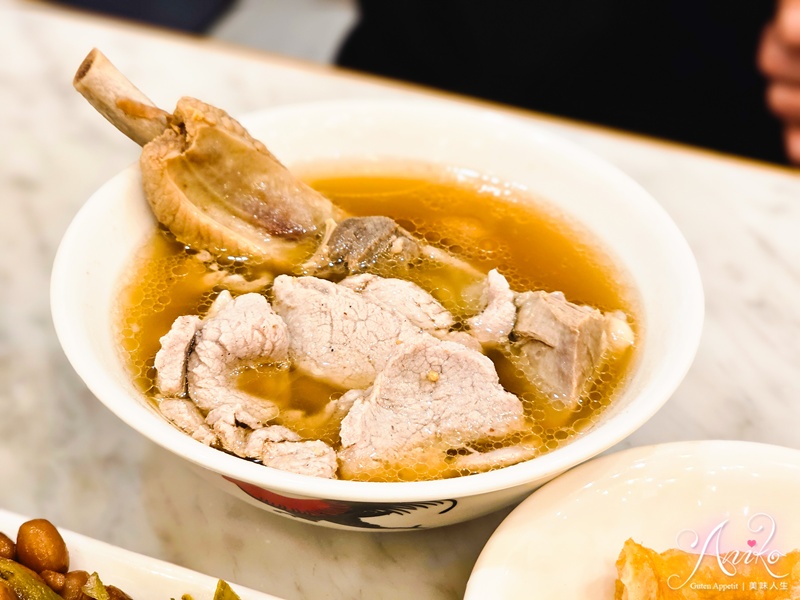 【台北美食】松發肉骨茶。信義區美食推薦！連續九年米其林必比登推薦～新加坡傳奇名店