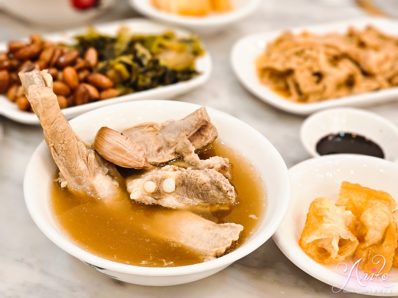 【台北美食】松發肉骨茶。信義區美食推薦！連續九年米其林必比登推薦～新加坡傳奇名店