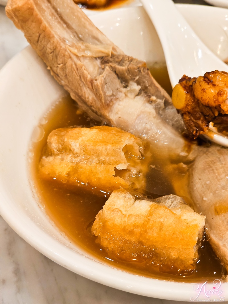 【台北美食】松發肉骨茶。信義區美食推薦！連續九年米其林必比登推薦～新加坡傳奇名店