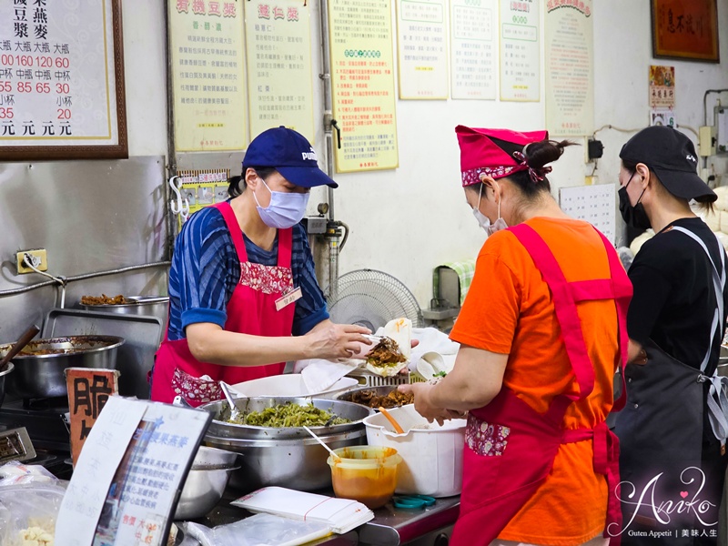 【高雄美食】春蘭割包。高雄米其林必比登推薦美食！25年老字號巨無霸割包~一開店排隊人潮不間斷