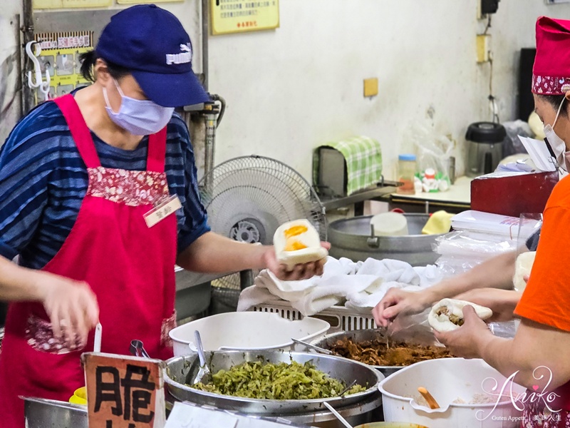 【高雄美食】春蘭割包。高雄米其林必比登推薦美食！25年老字號巨無霸割包~一開店排隊人潮不間斷
