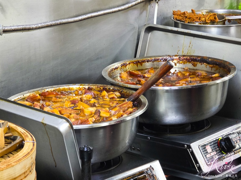 【高雄美食】春蘭割包。高雄米其林必比登推薦美食！25年老字號巨無霸割包~一開店排隊人潮不間斷