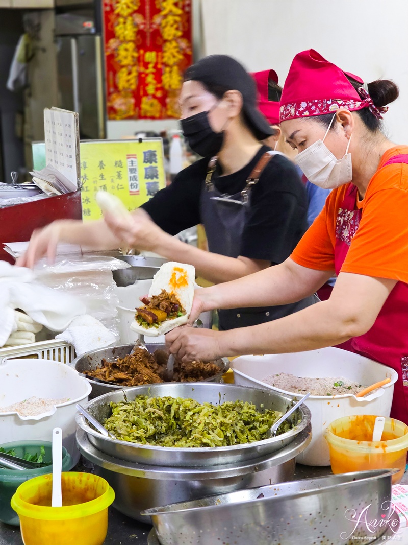 【高雄美食】春蘭割包。高雄米其林必比登推薦美食！25年老字號巨無霸割包~一開店排隊人潮不間斷