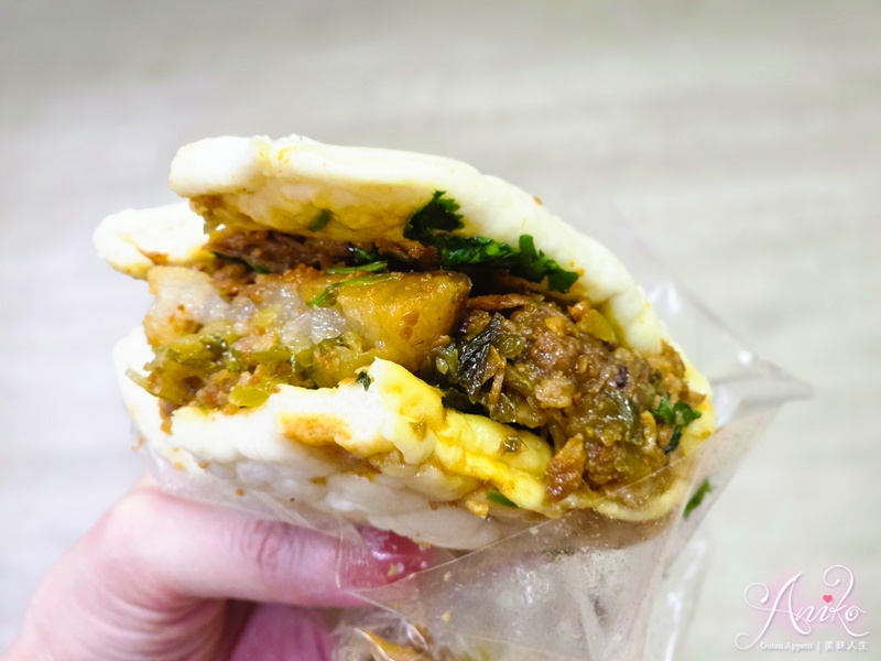 【高雄美食】春蘭割包。高雄米其林必比登推薦美食！25年老字號巨無霸割包~一開店排隊人潮不間斷