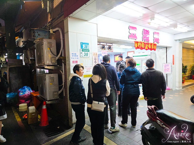 【台北美食】五燈獎豬腳滷肉飯。三重在地人激推40年老店！AI 教父黃仁勳排隊也要吃的滷肉飯