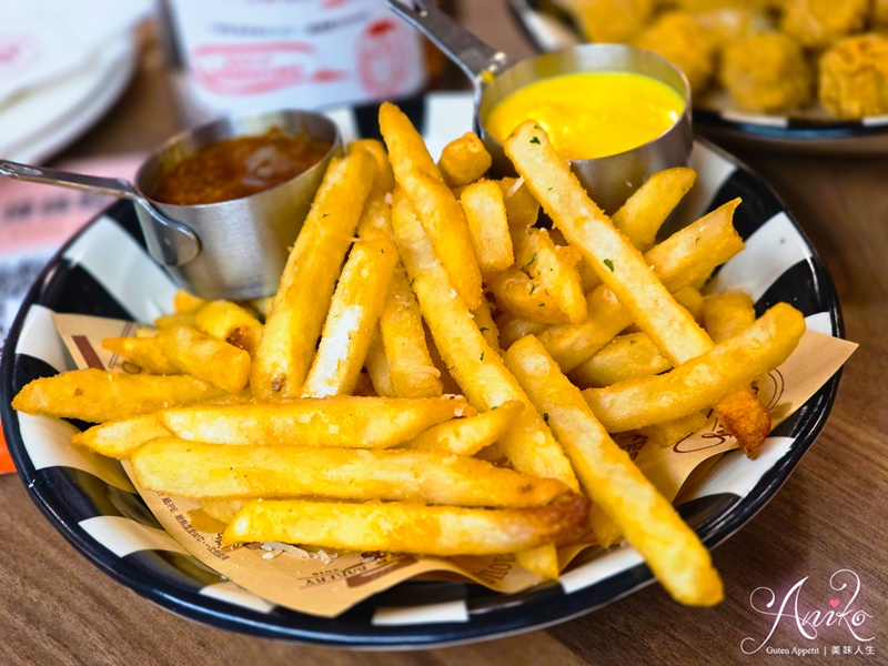 【台北美食】Meat Up 覓晌中山店。中山人氣復古咖啡廳！浮誇系草莓季甜點～好拍又好吃