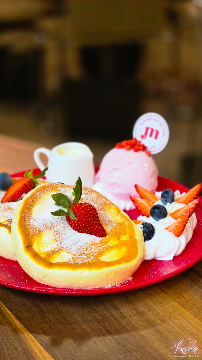 【台北美食】Meat Up 覓晌中山店。中山人氣復古咖啡廳！浮誇系草莓季甜點～好拍又好吃