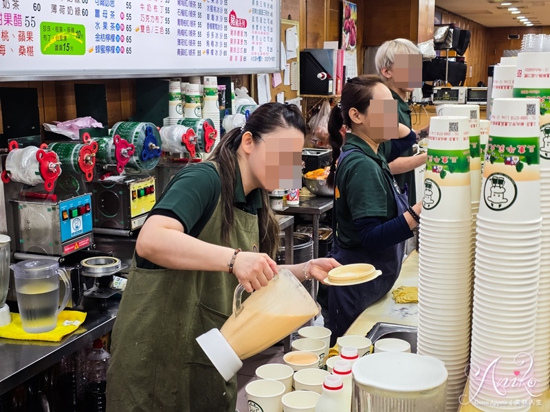 【台北美食】三重牛乳大王。開業50年老字號！在地人從小喝到大的木瓜牛奶與邪惡炸雞排
