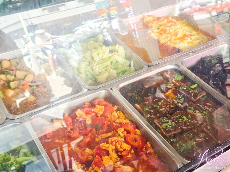 【高雄美食】阿英排骨飯。高雄米其林必比登推薦！鹽埕區60年老字號人氣便當