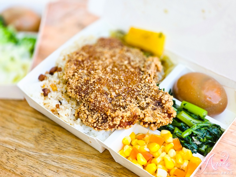 【高雄美食】阿英排骨飯。高雄米其林必比登推薦！鹽埕區60年老字號人氣便當