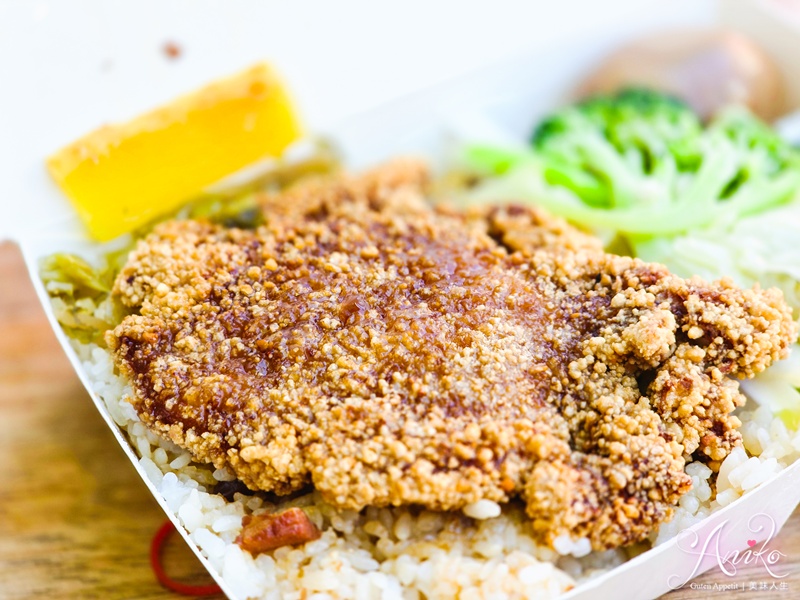 【高雄美食】阿英排骨飯。高雄米其林必比登推薦！鹽埕區60年老字號人氣便當