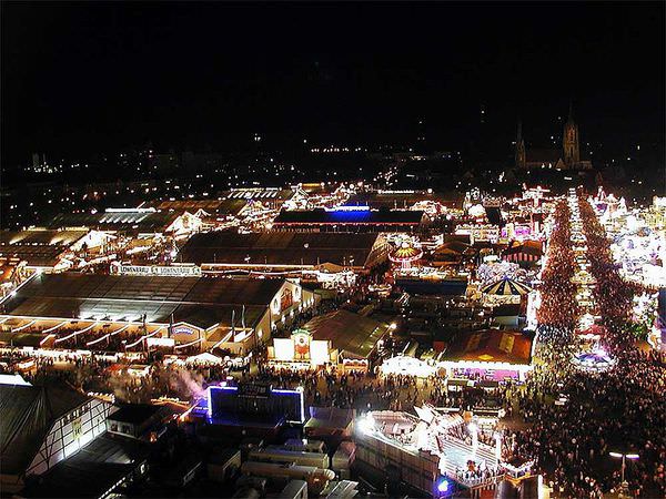 800px-Oktoberfest_at_night