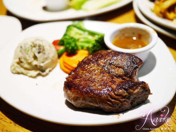 【台北美食】澳美客牛排館OUTBACK STEAKHOUSE (信義店)。全世界最大牛排連鎖餐廳