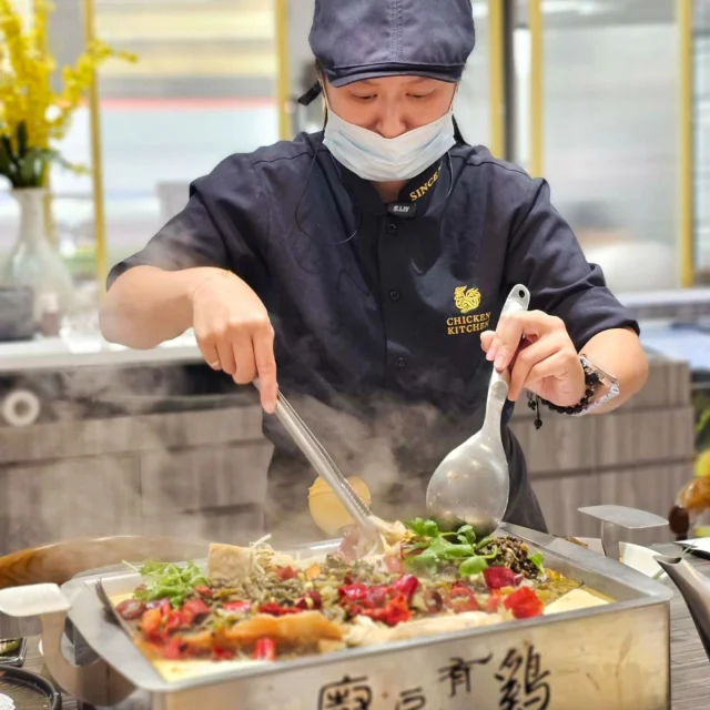 台南超人氣花雕雞名店廚房有雞🐔，是許多台南人家庭聚餐時，或是商務餐會挑選餐廳的首選！！ 🧧尾牙春酒早鳥優惠，滿五桌(含)以上享每桌現折500元或是每桌贈送招牌麻辣花雕烤魚🐟 🉐️另外還有專屬艾妮可的粉絲優惠，用餐出示艾妮可的文章，就能兌換一份我超喜歡的金沙炸魚皮喲🩷🩷
#艾妮可吃台南
📌廚房有雞花雕雞中華總店
🏠台南市東區中華東路三段300號
☎️06-2882656
🈺️11:00~14:30 17:00~22:00
#廚房有雞花雕雞 #台南美食 #台南餐廳 #台南必吃 #台南花雕雞 #花雕雞 #台南火鍋 #tainanfood #food #likeforlike #like4like #instagood #instadaily #instafood #aniko #gutenappetit #艾妮可 #美食 #foodie #yummy #IG熱點 #popdaily #popyummy