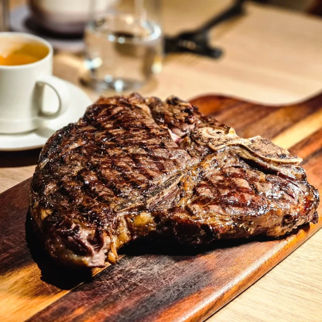 ROBIN’S 牛排屋以頂級乾式熟成牛排🥩和現場炭火燒烤技術聞名，超澎湃高質感的自助沙拉吧吃到飽🥬🥕🥔，提供新鮮生菜、起司拼盤🧀與多款精緻前菜🥗，為味蕾帶來無與倫比的滿足感👍🏻
#艾妮可吃台北
📌台北晶華酒店- ROBIN’S 牛排屋
🏠台北市中山區中山北路二段39巷3號2樓
☎️02-25238000
🈺️12:00~14:30 18:00~22:00
#ROBINS牛排屋 #台北美食 #台北必吃 #牛排 #台北牛排 #約會餐廳 #晶華酒店 #taipeifood #food #likeforlike #like4like #instagood #instadaily #instafood #美食 #foodie #yummy #igspot #popdaily #popyummy #ROBINS