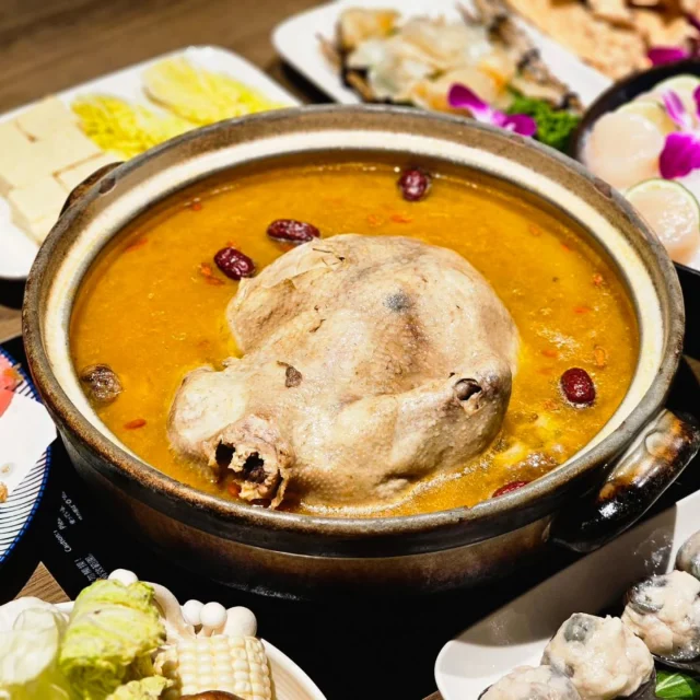 擁有台北雞湯界LV美名的星曜雞湯🐔，主打高質感雞湯火鍋，搭配頂級肉品、空運海鮮🦑與多樣風味小菜🥗，打造宛如國宴級的精緻鍋物饗宴🥘，香醇濃郁的雞湯膠質滿滿，喝上一碗實在是太滿足 😉
#艾妮可吃台北
📌星曜雞湯
🏠台北市中山區林森北路247號2樓（欣欣百貨2F）
☎️02-25412555
🈺11:00~22:30
#星曜雞湯 #台北美食 #台北小吃 #台北雞湯火鍋 #花膠火鍋 #中山美食 #中山必吃 #中山火鍋 #taipeifood #food #instagood #instadaily #美食 #foodie #yummy #igspot #popdaily #popyummy #yummyday #hotpot
