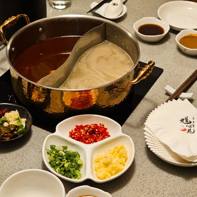 大安區靜巷私宅川味火鍋🍲 以特別的太極鴛鴦鍋呈現，環境沈穩內斂低調奢華✨️，全新火鍋套餐升級頂級食材，提供日本A5和牛🐮、美國Prime頂級牛小排和限量烤魚🐟，一鍋雙享滿足不同口味🥰
#艾妮可吃台北
📌馗心苑
🏠台北市大安區濟南路三段39-2號1樓
☎️02-27521840
🈺17:30~22:00 (週一公休)
#馗心苑 #台北美食 #台北小吃 #台北麻辣鍋 #麻辣火鍋 #松山美食 #大安必吃 #大安火鍋 #taipeifood #food #instagood #instadaily #美食 #foodie #yummy #igspot #popdaily #popyummy #yummyday #hotpot