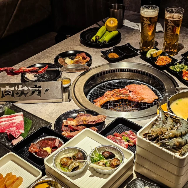 嗜肉人的天堂就在肉次方燒肉放題✨️✨️！主打日本A5和牛無限供應，桌邊現切日本A5和牛霜降🐮，還有日本A5和牛雪花🥩、日本A5和牛角切三大品項，油花細緻、香氣濃郁，搭配北海道生食級干貝、特選牛舌、戰斧豬🐖與海鮮拼盤🦐🐙，浮誇程度讓人眼睛一亮
#艾妮可吃台北
📌肉次方燒肉放題
🏠台北市中山區南京東路一段92號4樓
☎️02-25628820
🈺週一~週四 11:30~23:00 週五~週日 11:00~01:00
#肉次方燒肉放題 #powerofmeat #台北美食 #台北韓國燒肉 #台北燒肉 #燒肉 #燒肉吃到飽 #吃到飽 #taipeifood #food #instagood #instadaily #美食 #foodie #yummy #igspot #popdaily #popyummy #yummyday #bbq