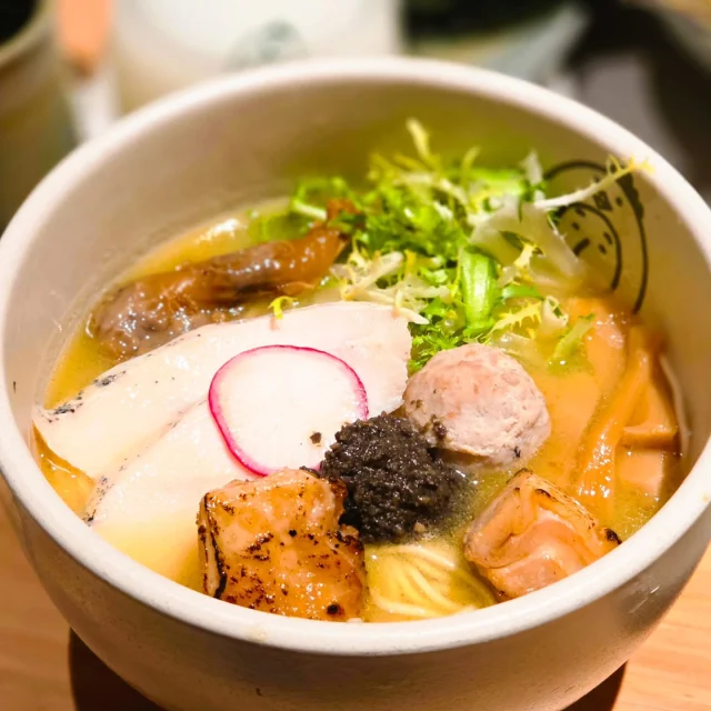 台北知名火鍋品牌雞湯大叔旗下的雞白湯拉麵🍜，雞湯桑 Torisan主打綜合法式結合日式的奢華湯頭，每碗拉麵吃得到雞肉丸子🍢、軟嫩雞胗串燒🐔，還有餐後日式甜品🍧，再來喝杯日式玄米煎茶，是雞湯控必訪的一家✨️
#艾妮可吃台北
📌雞湯桑 Torisan
🏠台北市中山區松江路273號1樓
☎️02-25035811
🈺️11:30~22:30
#雞湯桑 #台北美食 #台北必吃 #拉麵 #台北拉麵 #中山美食 #中山必吃 #行天宮 #行天宮美食 #ramen #taipeifood #food #likeforlike #like4like #instagood #instadaily #instafood #foodie #yummy #popdaily #popyummy