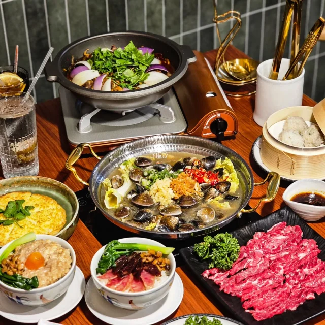 想在台北吃道地港式雞煲與卜卜蜆🍲，絕對不能錯過這家！主打現滾鮮味滿滿鮮美蛤蜊，以及風味濃郁的港式麻辣雞煲🐔，還有各類港式熟食煲飯🍚，涼涼天氣裡聚餐、約會都能吃得滿足又開心🥰
#艾妮可吃台北
📌如嫦 卜卜蜆．港式雞煲
🏠臺北市中山區民權東路三段60巷11號1樓
☎️02-25047777
🈺️週一~週五 17:00~23:30 週六~週日 12:00~23:30
#如嫦卜卜蜆港式雞煲 #台北美食 #台北必吃 #火鍋 #台北火鍋 #港式雞煲 #卜卜蜆 #seafoodhotpot #shabushabu #taipeifood #food #likeforlike #like4like #instagood #instadaily #instafood #foodie #yummy #popdaily #popyummy #hotpot