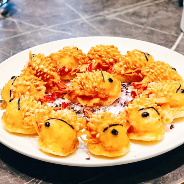 連續4年榮獲米其林一星的超人氣台菜🥬，將傳統台味演繹得典雅又細膩，招牌紫蘇蚵嗲🦪和五福冷盤🐔🦑，都是視覺與味覺兼具的盛宴，質感空間完全是宴客首選　 😀
#艾妮可吃台北
📌欣葉・鐘菜
🏠臺北市中山區樂群二路199號
☎️02-25327373
🈺️11:30~15:00 17:00~21:30
#欣葉鐘菜 #台北美食 #台北必吃 #大直美食 #大直必吃 #米其林 #台北中菜 #海鮮餐廳 #taipeifood #food #likeforlike #like4like #instagood #instadaily #instafood #美食 #foodie #yummy #igspot #popdaily #popyummy